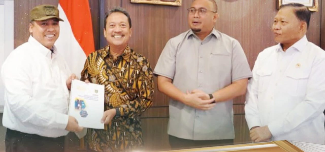 Wako Hendri serahkan proposal ke Mentri Kelautan disaksikan anggota DPR RI, Andre Rosiade, Kamis (18/9/2025) kemaren di Jakarta.